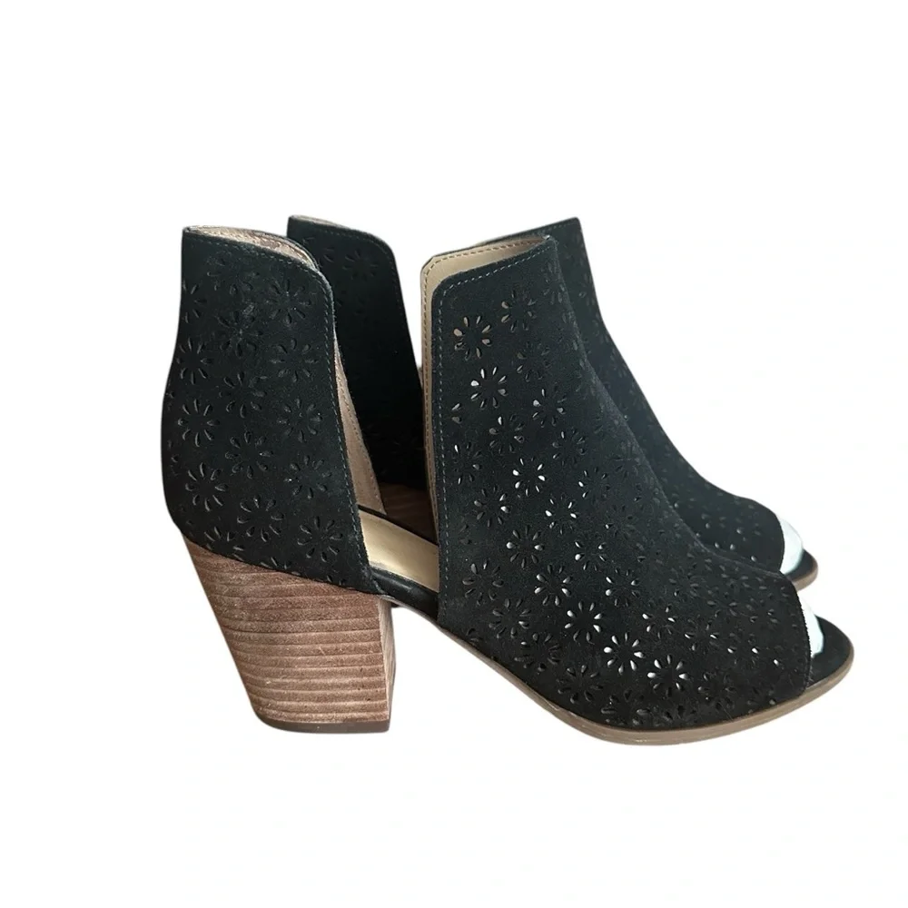 Crown‎ & Ivy black heels